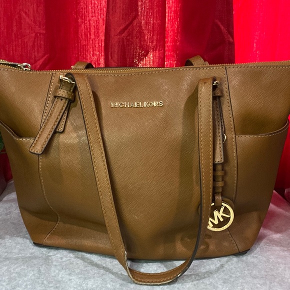 KORS Michael Kors Handbags - EUC🖤 Michael kors 2 piece bag with wallet